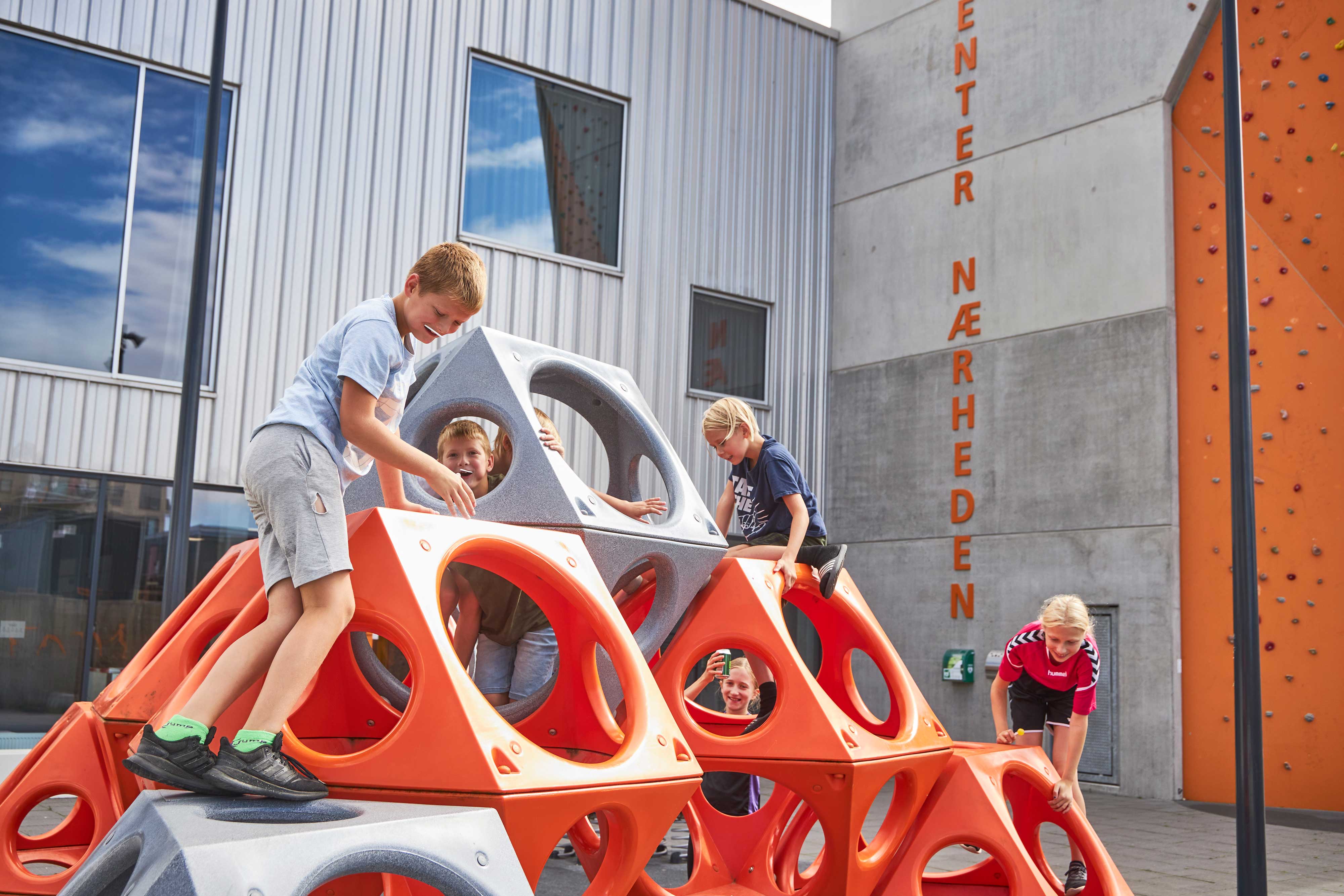 Børn leger ved springcenter